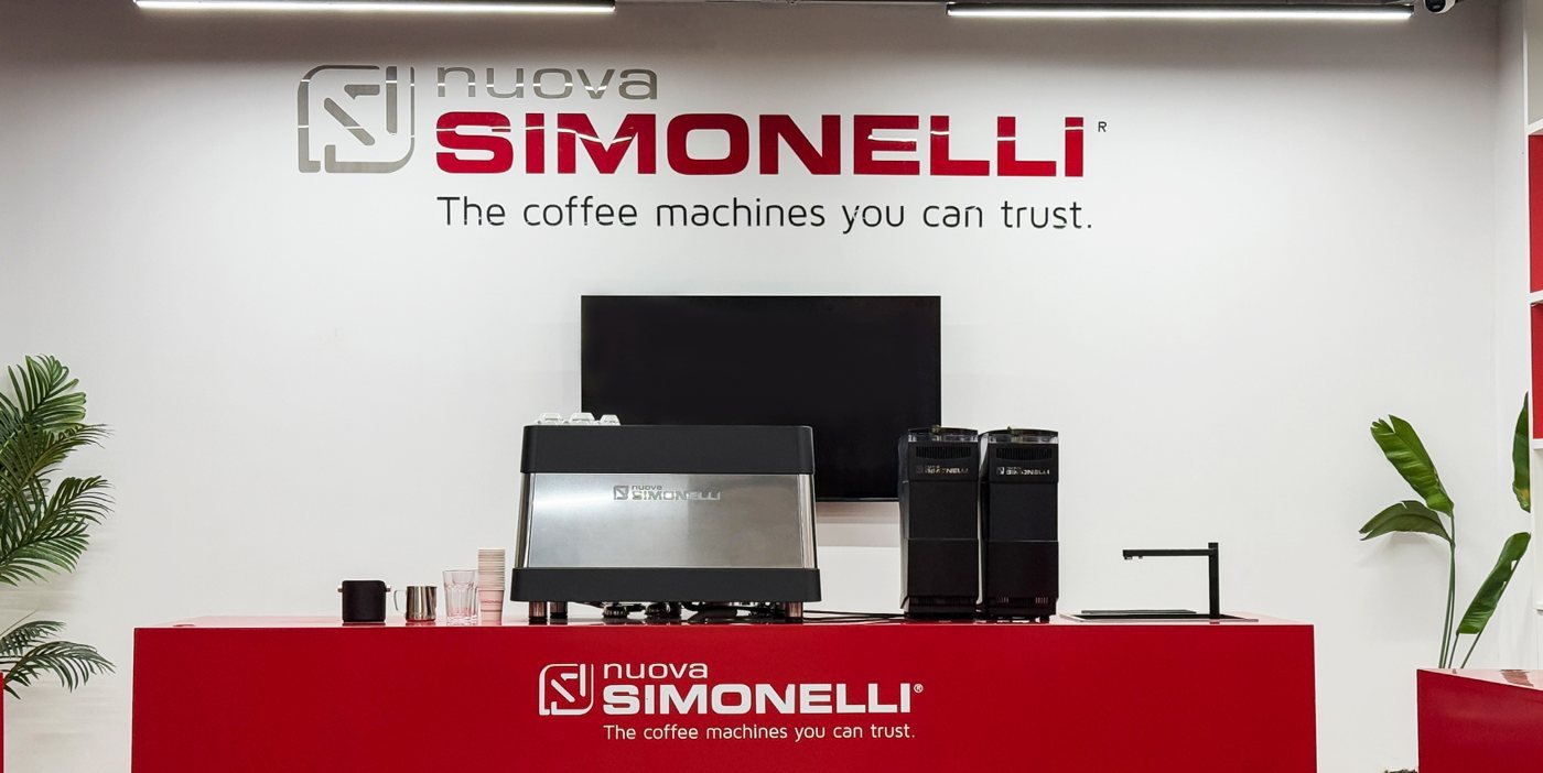 דוכן Nuova Simonelli עם מכונות אספרסו